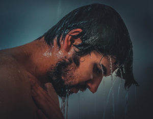 גבר מתקלח